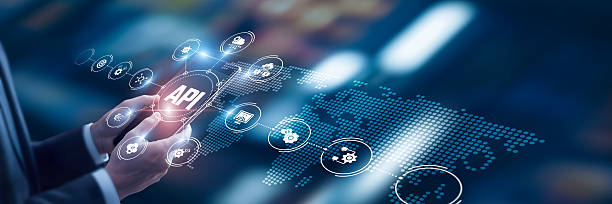 مردی در حال تحقیق درباره piattaforme تجمیع داده‌های نرم‌افزاری