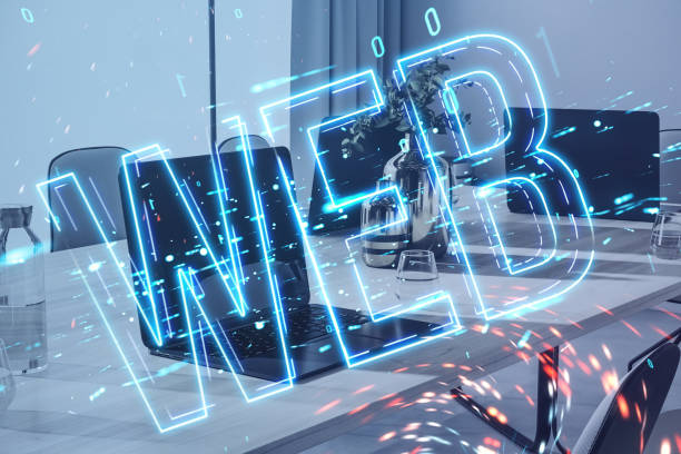 هولوگرام متن وب درخشان روی لپ‌تاپ