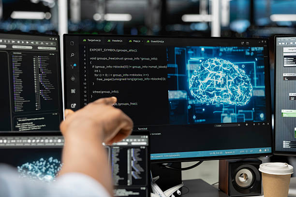 متخصص در حال استفاده از هوش مصنوعی برای کاهش زمان توقف سیستم، نشان‌دهنده نقش AI در بهینه‌سازی