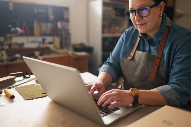 کارآفرین آنلاین در حال ارتباط با مشتریان