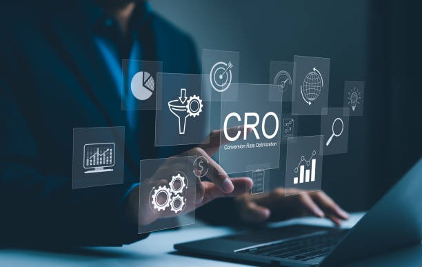 متخصص CRO | بهینهسازی لندینگ پیج | افزایش نرخ تبدیل متخصص CRO در حال کار با لپ تاپ برای بهینه سازی نرخ تبدیل یک لندینگ پیج