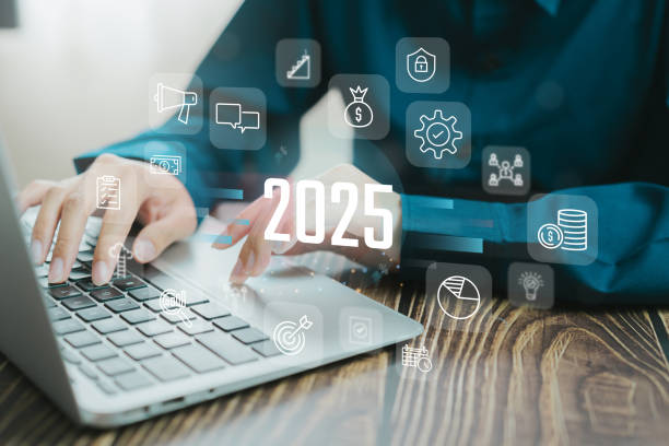 برنامهریزی آینده برای کسب و کار آنلاین در 2025 فضای کاری دیجیتال با برنامهریزی آینده برای 2025 و آیکونهای فناوری