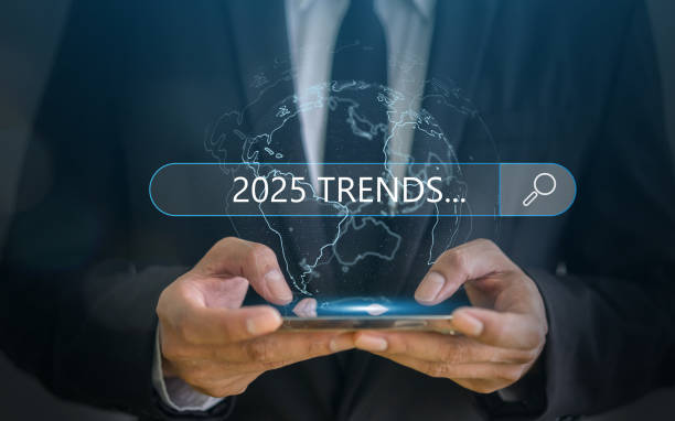 کاربر در حال جستجوی روندهای 2025 با تلفن همراه، نمادی از تعامل آنلاین