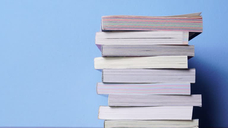 پشته کتاب با حرکت آهسته 4K - مفهوم یادگیری و اطلاعات