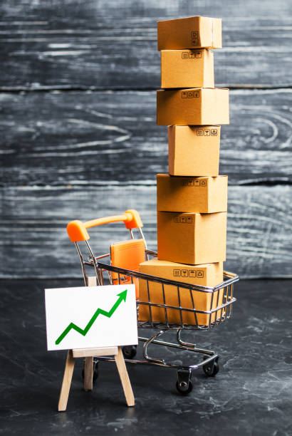 افزایش فروش آنلاین و رشد کسب و کار اینترنتی سبد خرید پر از محصول و فلش رو به بالا