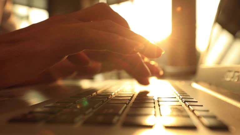 فردی در حال تایپ در لپ‌تاپ