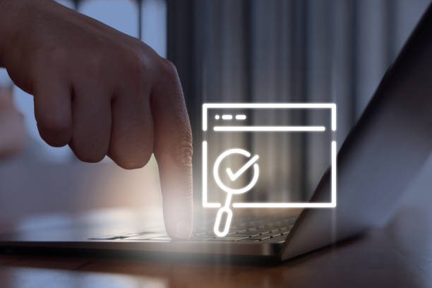 کاربر در حال بررسی سرعت وبسایت با ذرهبین - بهینهسازی Core Web Vitals