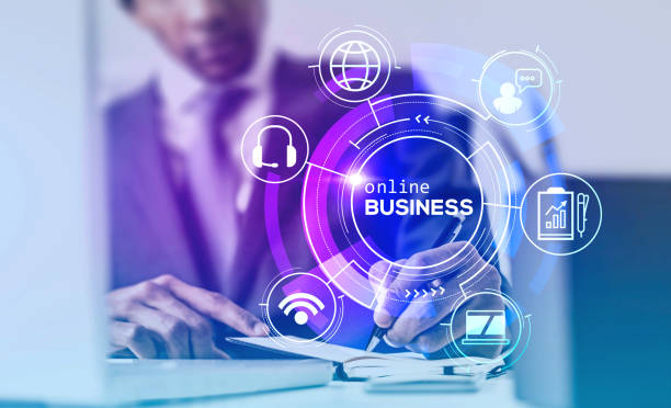 اپراتور کسب و کار آنلاین کارآفرین در حال کار با رابط کاربری آنلاین