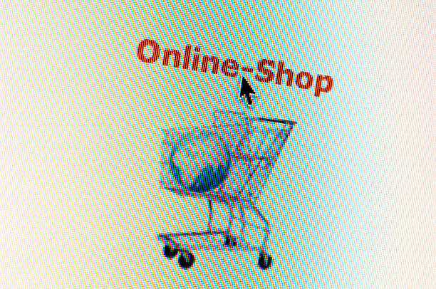 راهاندازی فروشگاه اینترنتی وردپرس با ووکامرس روی مانیتور کامپیوتر