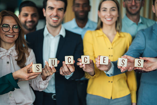 تیم موفق برای رشد کسب و کار آنلاین تیم کاری موفق در حال برنامهریزی برای رشد کسب و کار آنلاین در سال ۲۰۲۵