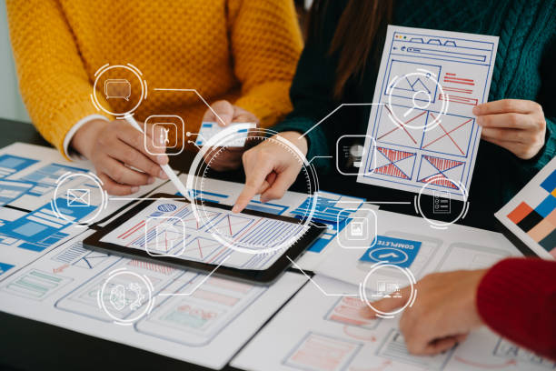 طراح تجربه کاربری در حال برنامهریزی و ساخت وایرفریم و پروتوتایپ برای بهبود UX وبسایت