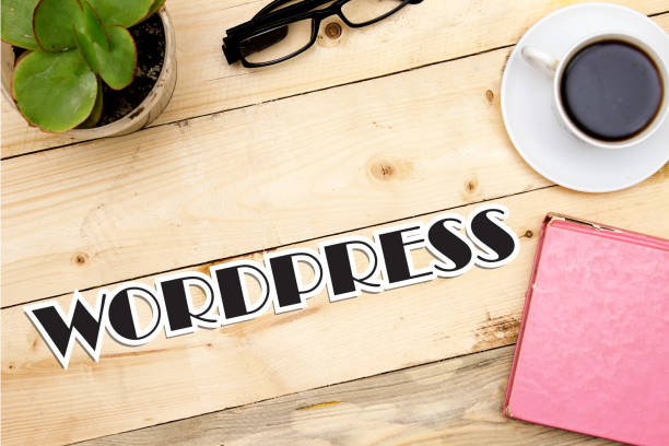 وردپرس، قدرت و انعطافپذیری برای هر نوع فروشگاه اینترنتی لوگوی وردپرس روی میز چوبی نماد انعطافپذیری