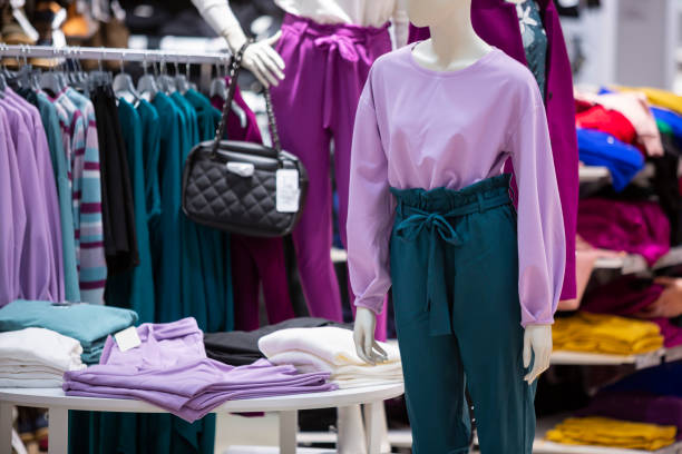 فروشگاه اینترنتی پوشاک زنانه با تنوع بالا لباس های رنگارنگ زنانه در قفسه ها و مانکن ها