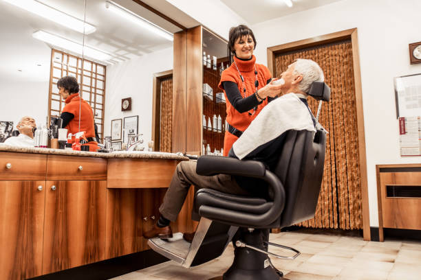 خدمات حرفه ای سالن زیبایی آرایشگر در حال ارائه خدمات به مشتری در سالن زیبایی