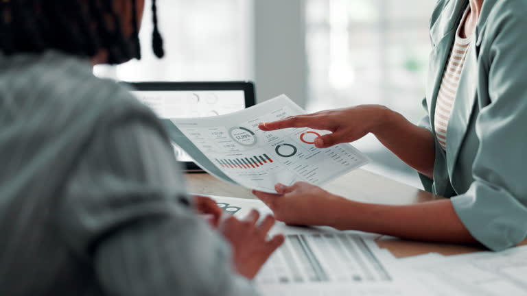 جلسه کاری با تمرکز بر دادهها و آمار