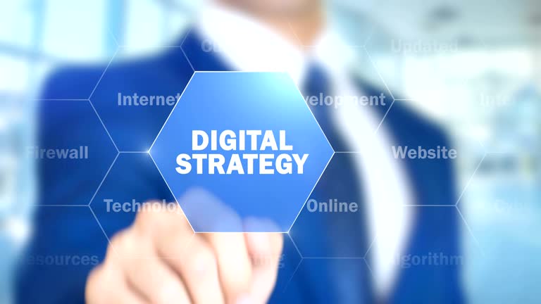 مردی که روی رابط کاربری هولوگرافیک کار می کند, استراتژی دیجیتال