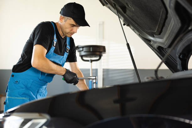 مکانیک حرفه‌ای در حال کار در تعمیرگاه خودرو
