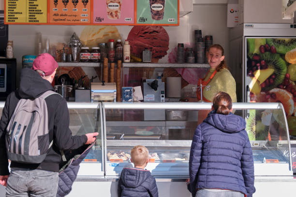 خانواده در حال انتخاب و خرید بستنی برای افزایش فروش