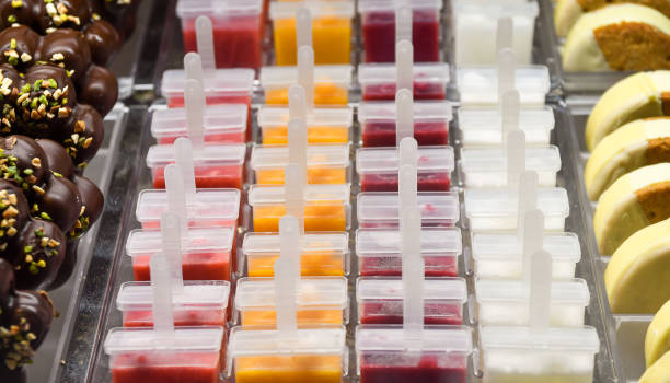 انواع بستنی وانیلی، شکلاتی و پسته‌ای