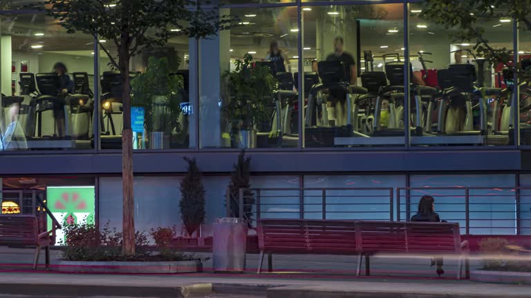 اهمیت نمایش آنلاین باشگاه برای جذب مشتریان نمای بیرونی شلوغ یک باشگاه فیتنس - طراحی وبسایت فیتنس، باشگاه ورزشی، وبسایت واکنشگرا