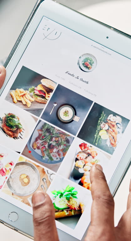 تصویری از دست فردی که در حال سفارش غذا از طریق تبلت است