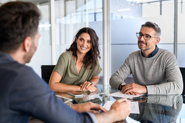 سئو برای مشاوران سرمایهگذاری و خدمات مالی, financial services SEO زوج میانسال در حال مشاوره با مشاور مالی برای سرمایهگذاری - سئو برای مشاوران سرمایهگذاری
