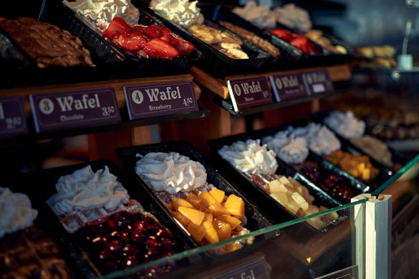 وافل خوشمزه با میوه‌های تازه، نمونه‌ای از محتوای بصری جذاب برای افزایش فروش دسر