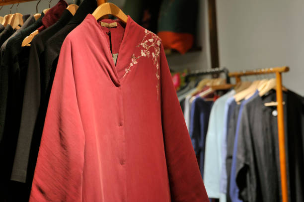 طراحی فروشگاه اینترنتی برای صنعت پوشاک ایران تنوع پارچههای رنگارنگ ابریشمی، نمادی از پتانسیل بالای صنعت پوشاک ایران برای فروش آنلاین