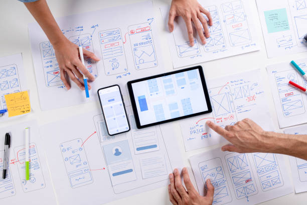 طراحی رابط کاربری برای جامعه بازیکنان تیم طراحی UX/UI در حال طوفان فکری