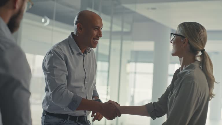 عقد قرارداد B2B توسط شرکت معماری پس از طراحی وبسایت حرفهای توسط پینو سایت