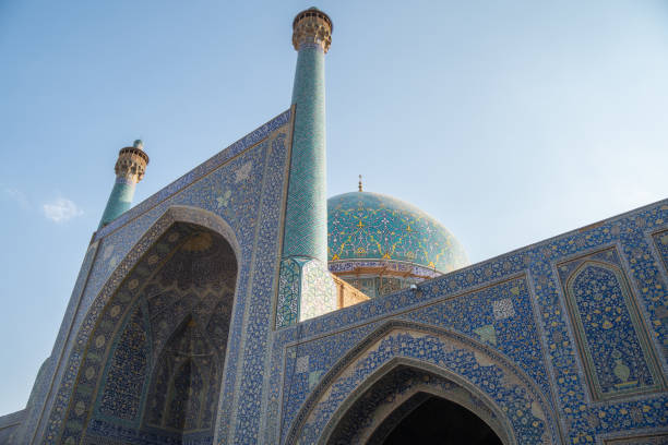 دیجیتال مارکتینگ برای فروشگاههای چرمی در اصفهان با پسزمینه مسجد امام که نماد هنر و اصالت است