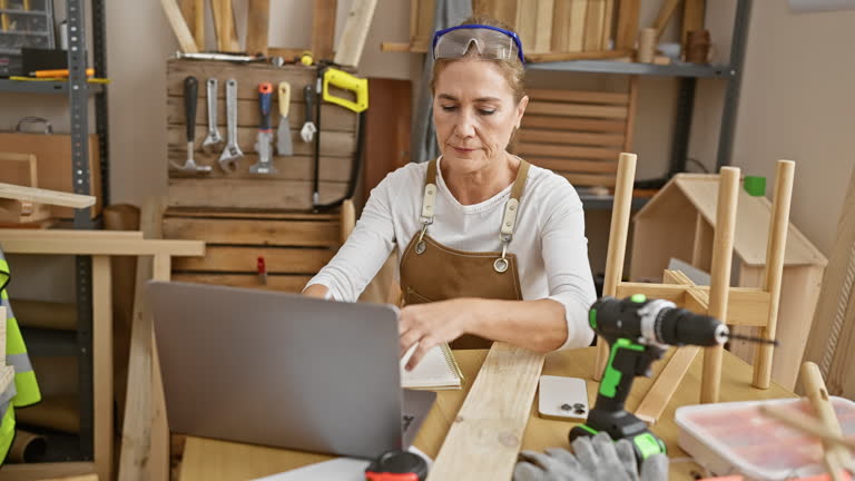 هنرمند صنایع دستی در حال برنامه‌ریزی برای فروش مستقیم و حذف واسطه‌ها با طراحی سایت D2C