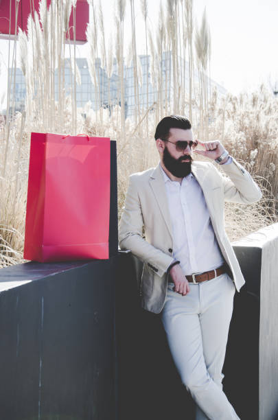 برندینگ دیجیتال موفق برای بوتیک لباس مردانه با نمایش استایل زندگی مشتری هدف