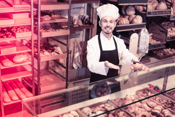نانوای حرفهای در حال نمایش نان کروسان تازه - نماد کیفیت در سئو محلی نانوایی