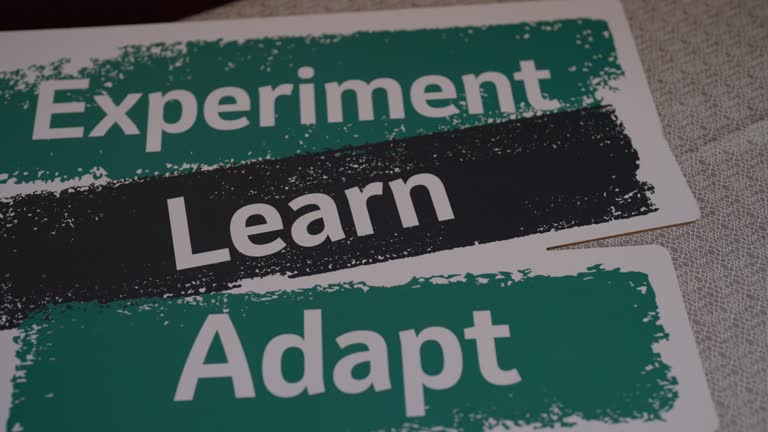 تابلوی راهنمای سبز و سفید با کلمات راهنمایی و پشتیبانی - نماد پشتیبانی فنی