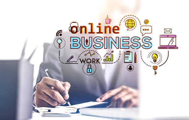 رشد و توسعه فروشگاه پوشاک آنلاین یک تاجر آفریقایی در حال نوشتن در دفترچه یادداشت، نمادی از کسب و کار آنلاین