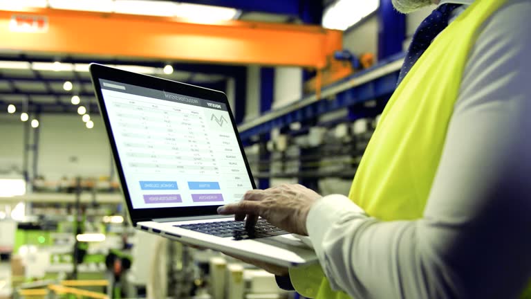 پیادهسازی استراتژی مناقصه و معماری قرارداد با CRM هوشمند پینو سایت