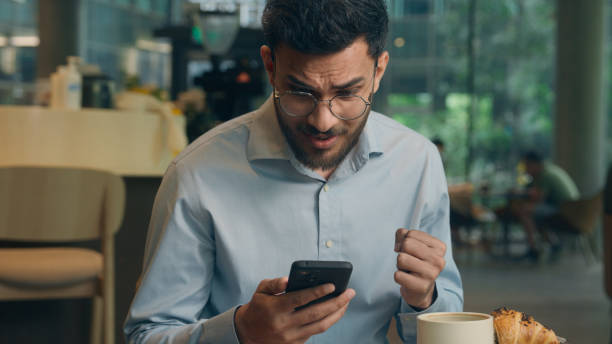 کاربر کرمانی در حال استفاده از اپلیکیشن خرید اینترنتی سوپرمارکت با رابط کاربری آسان و لذتبخش