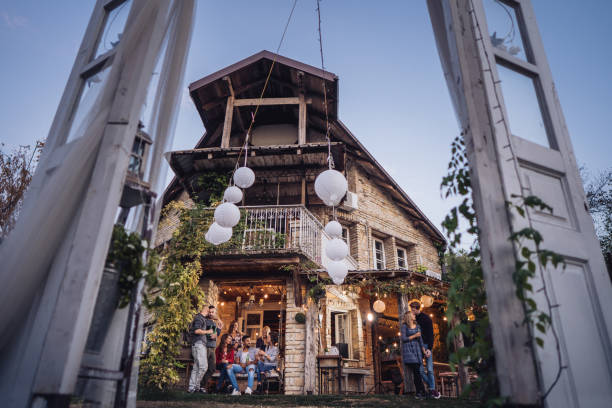 تجربه سفر و اقامت خوشایند گروهی از دوستان در حال لذت بردن از سفر، نمادی از جذب مسافر با سئو هدفمند