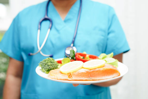 متخصص تغذیه در حال برنامهریزی استراتژی بازاریابی آنلاین تغذیه