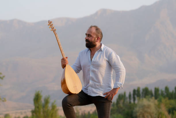 استراتژی توسعه موسیقی کردی با پلتفرم آنلاین