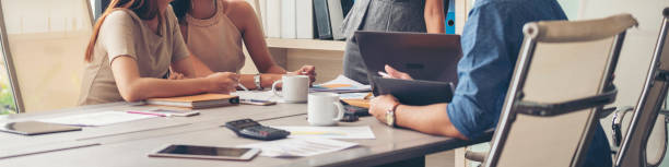 تیم پینو سایت در حال مشاوره برای طراحی وبسایت در ایران