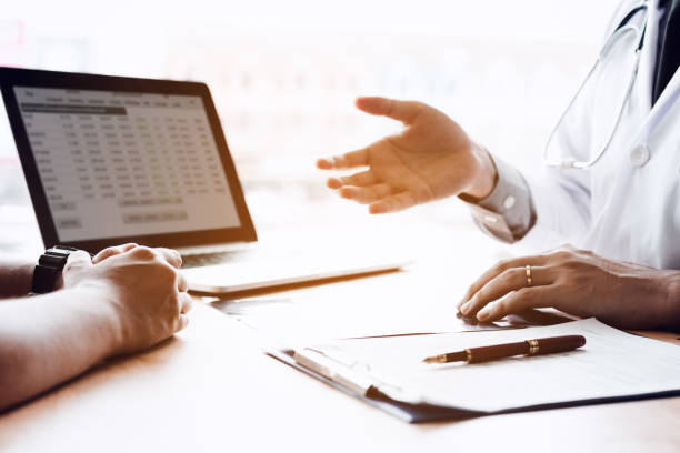 بیمار زن در حال مشاوره با پزشک، نماد مدیریت شهرت آنلاین و اعتمادسازی