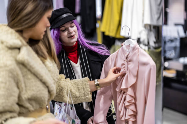 زنان در حال لذت بردن از شخصیسازی خرید آنلاین پوشاک تجربه خرید مد شخصیسازی شده با هوش مصنوعی