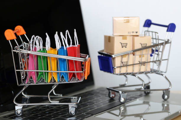 تجربه خرید آنلاین لوازم التحریر با سبد خرید روی کیبورد کامپیوتر