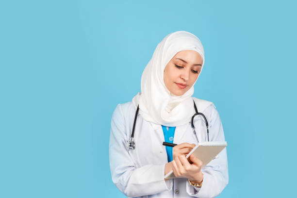 تولید محتوای پزشکی دوزبانه برای وبسایت فارسی عربی کلینیک توسط تیم پینو سایت