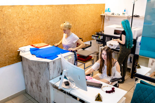 تیم حرفه‌ای در حال کار برای افزایش سفارشات B2B از طریق طراحی سایت مدرن