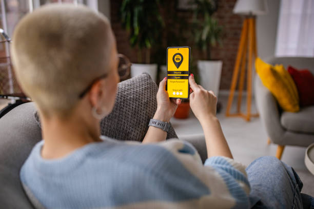 کاربری در حال رزرو آنلاین خدمات آرایشگاه از طریق موبایل روی یک لندینگ پیج بهینه