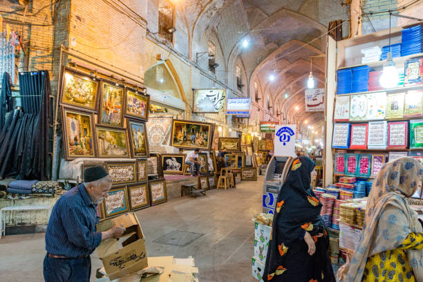 بازار سنتی اصفهان و لزوم بازاریابی آنلاین و دیجیتال مارکتینگ برای فروشگاههای کیف و کفش چرمی