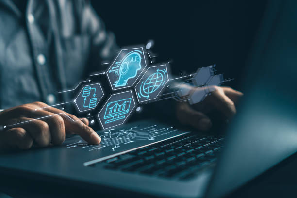 کاربر در حال استفاده از جستجوی بصری با هوش مصنوعی در لپ‌تاپ برای یافتن محصول در یک فروشگاه آنلاین